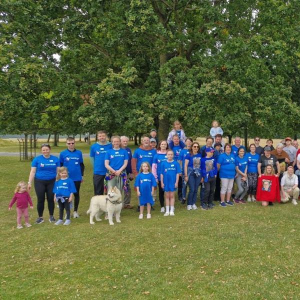 Group picture of families, staff and volunteers 